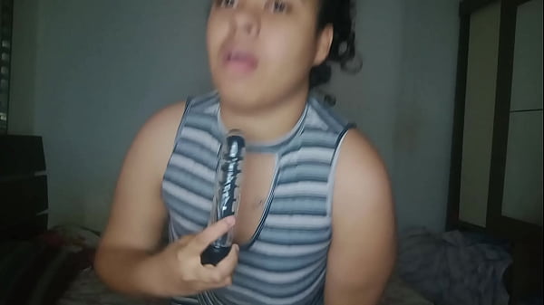 SAFADA NOVINHA EXCITADA COM UM VIBRADOR ENFIADO NA BUCETA DANÇANDO AFIM DE GANHAR UM CHÁ DE ROLA