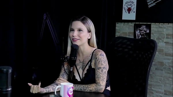 Era assediada no trabalho, foi capa da sexy, os pais não sabem que ela faz pornô e era a puta da escola – Baby Fire (SHEER/RED)
