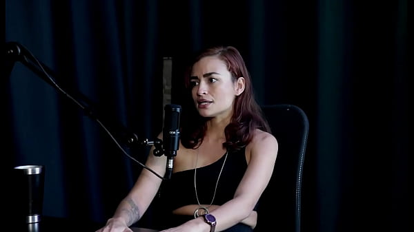 Esteve dentro de um relacionamento abusivo e foi internada no hospital psiquiátrico, vive um trisal, é massoterapeuta – Kamilla Werneck (SHEER/RED)