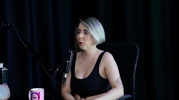 Loira chupa as bolas depois de falar que começou no swing, as melhores posições para sexo anal e mostrar seus brinquedinhos – Mary Red Queen (SHEER/RED)