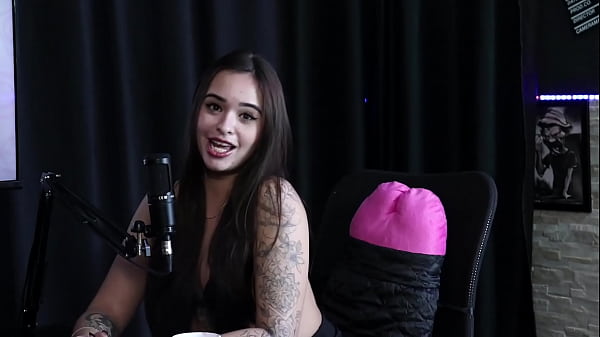 Começou a ficar com casais, um enfiava o pau, a outra metia a buceta, e perdeu a virgindade com. – Bahala Model & DJ Rafa Loira