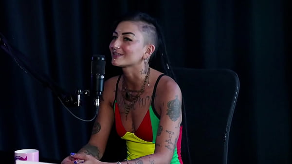 Começou vendendo packs, desde cedo gostava de exibir o corpo, se identifica como Pansexual e quando teve que dominar… – Caroleta Roots & Bruna Carlos (SHEER/RED)