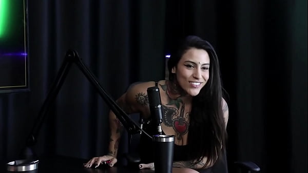 Gostosa demonstra seu gemido depois de dizer que se não souber usar o pau, que saiba usar a língua e os dedos, e quando foi pra Londres… – Lexi Mallet (SHEER/RED)