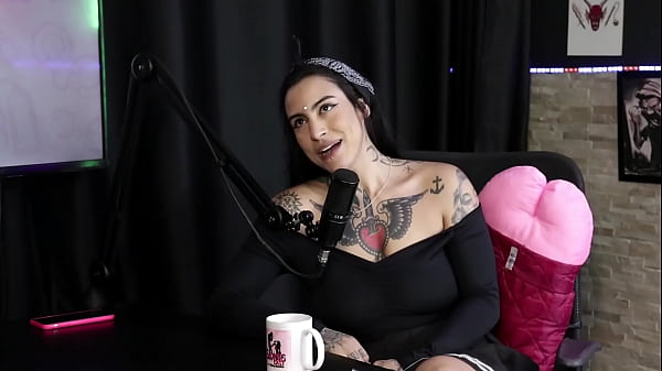 Teve a polêmica de seu cu engolir um plug G, sente tesão no pé, começou menage nova, gostou de fazer dp com pau grande, e o que ama no sexo… – Lexi Mallet (SHEER/RED)
